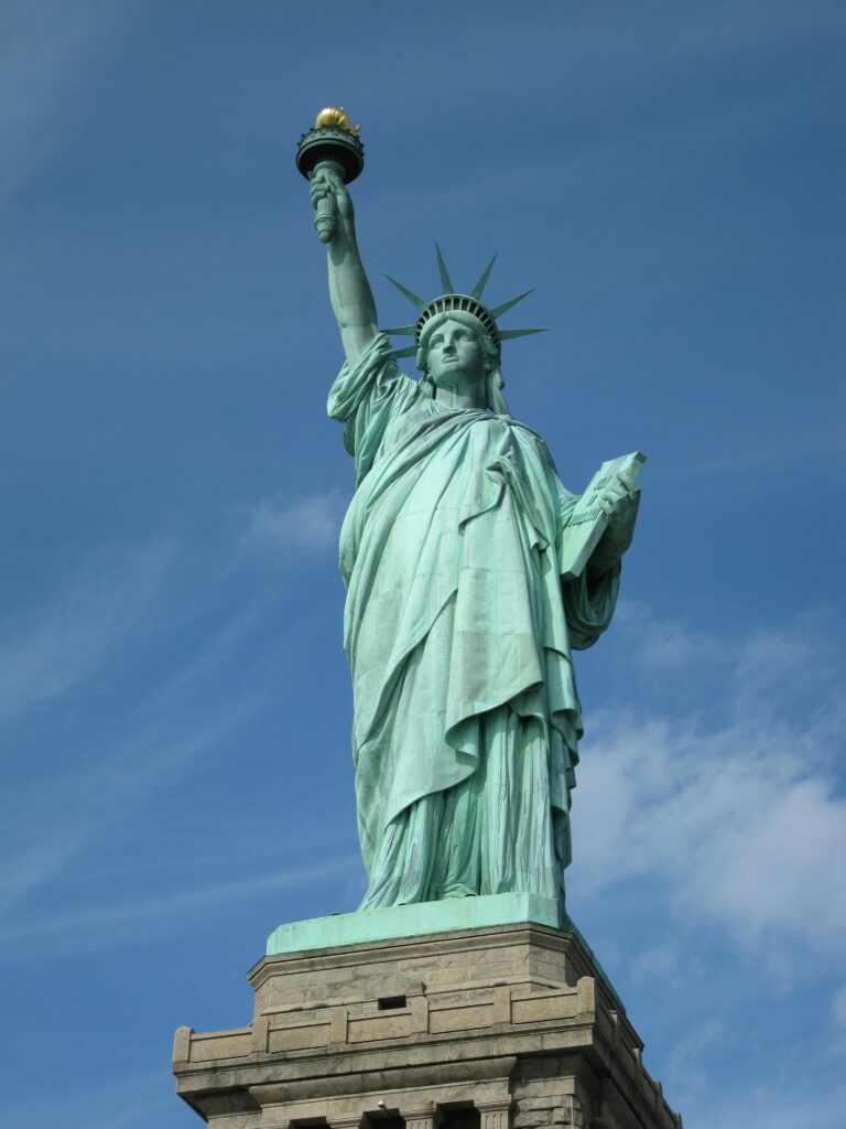 queen-of-liberty-statue-of-liberty-new-york-liberty-statue-64271-64271 The Statue of Liberty serves as a symbol of freedom against a clear blue sky in New York City.